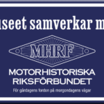 Likt en gammal blå gatskylt i emalj står det inramat i vitt Museet samarbetar med Motorhistoriska Riksförbundet samt För gårdagens fordon på morgondagens vägar samt en romb i mitten av skylten med förkortningen MHRF.