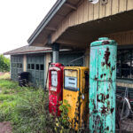 Färgglada rostiga bensinpumpar vid Geta Motor- och nostalgimuseum på Åland.